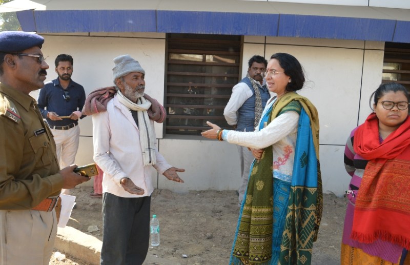 तस्वीर में मृतका का पिता, बातचीत करतीं तहसीदार, मौजूद अस्पताल पुलिस चौकी प्रभारी सहित अन्य