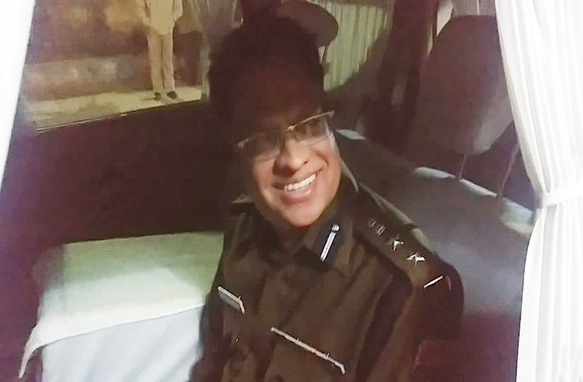 Alwar Men Salute Police Sp Rajendra Singh In Alwar