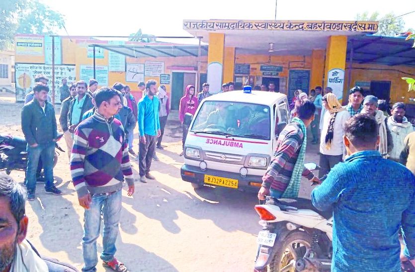 बहरावण्डा खुर्द सीएचसी में एकत्रित लोग।