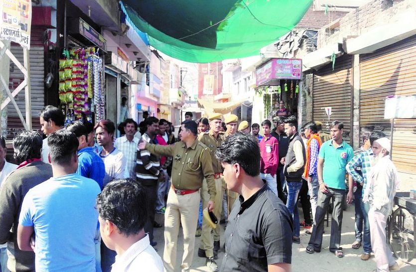 अतिक्रमण हटवाते पुलिस के जवान।