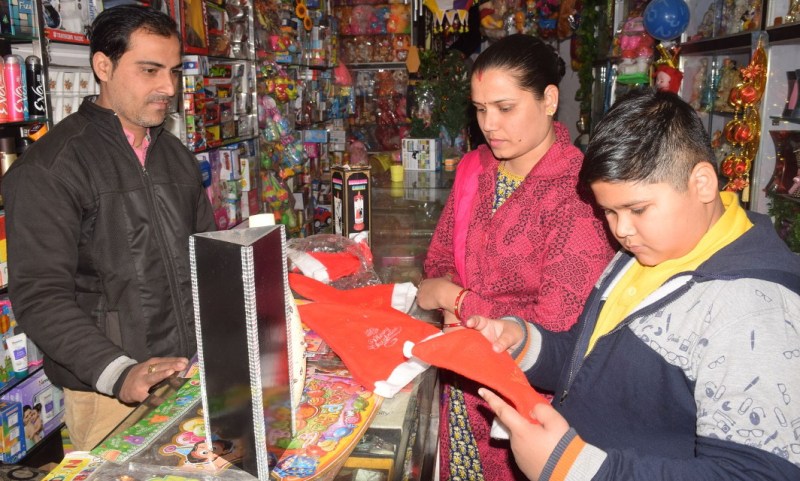 Preparing to give a surprise gift to Christmas