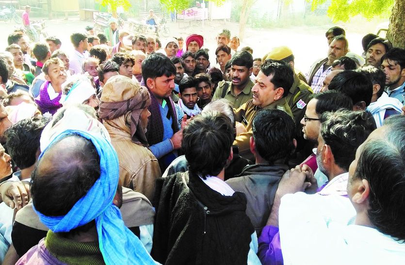 समस्या का समाधान करते हुए थानाधिकारी।