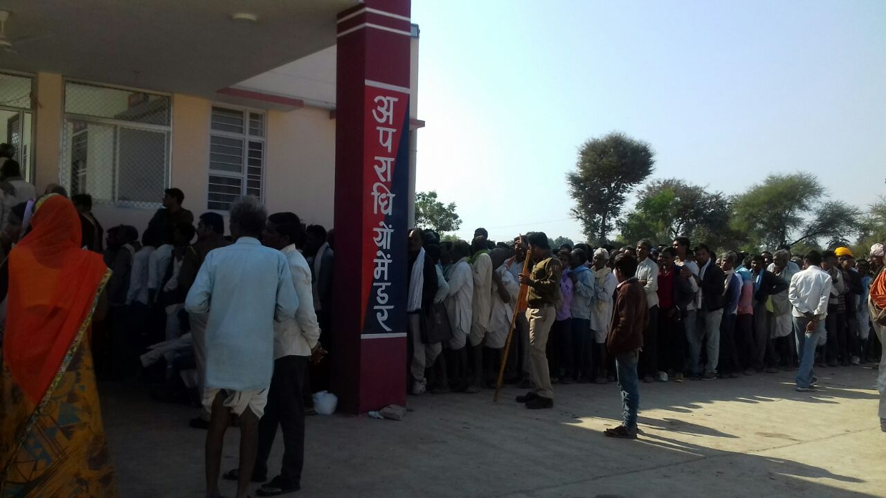 OMG: झालावाड के रटलाई कस्बे में यूरिया खाद पुलिस थाने में वितरण, लम्बी लाइनों में लगे किसान