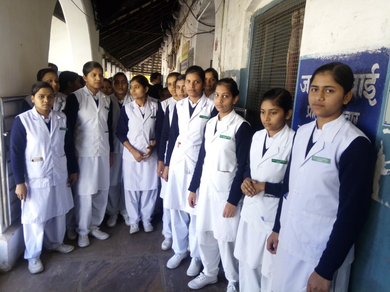 Nursing girls opened the protest, gathered in protest