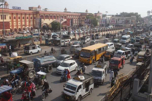 pics of traffic jam on station road