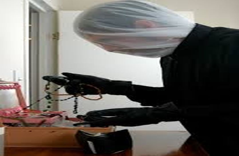 Thieves stole goods worth lakhs