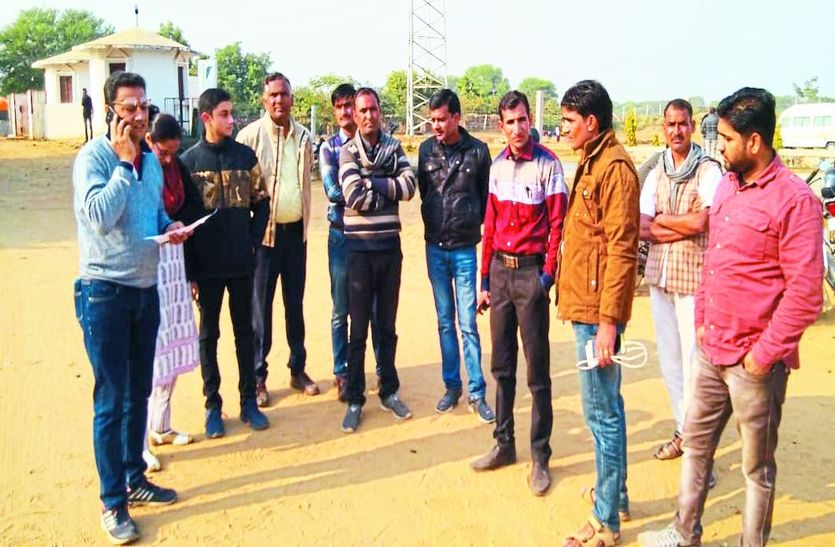 टिकट विण्डो पर निराश खड़े पर्यटक।