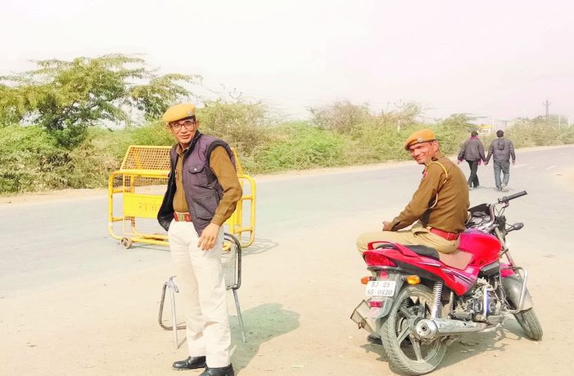 नाकाबंदी करती पुलिस।
