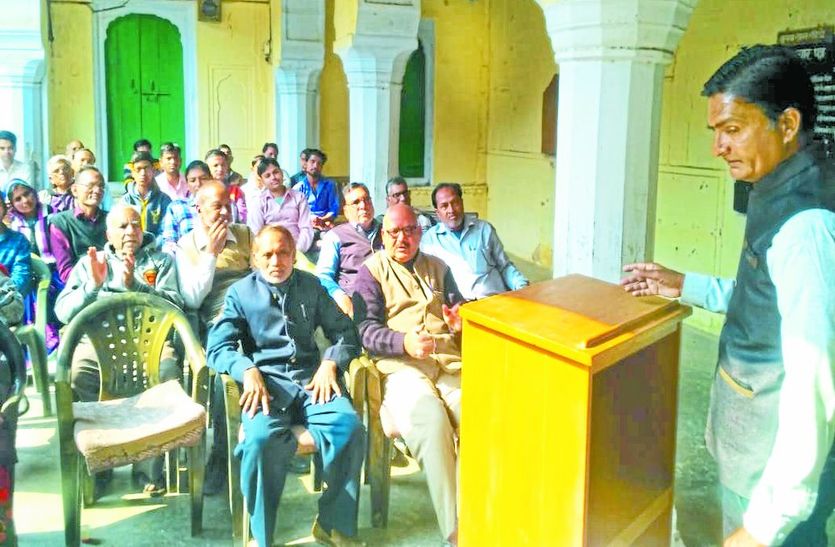 प्रस्तुति देते कवि व मौजूद लोग।