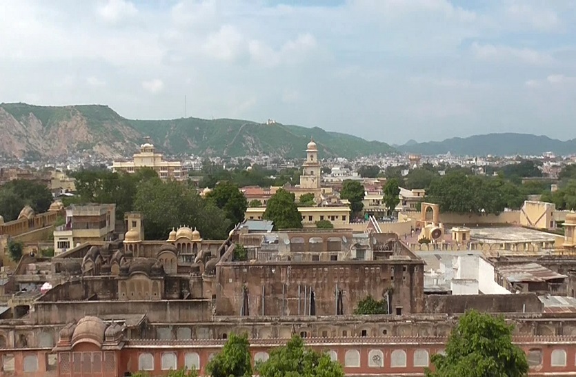 स्मार्ट सिटी के काम से परेशान हुए व्यापारी…चौड़ा रास्ता का बीच में छोड़ चांदपोल में शुरू कर दिया काम…चार साल में एक भी हिस्सा नहीं हो सका स्मार्ट