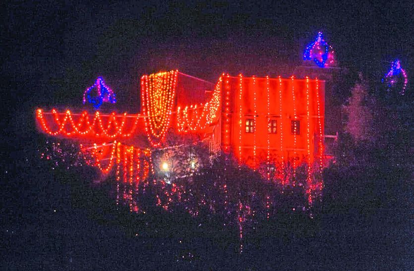 होटल पर बुधवार को की गई रंग-बिरंगी रोशनी।