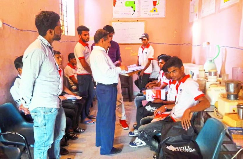 प्रशिक्षण केन्द्र का निरीक्षण करते अधिकारी।