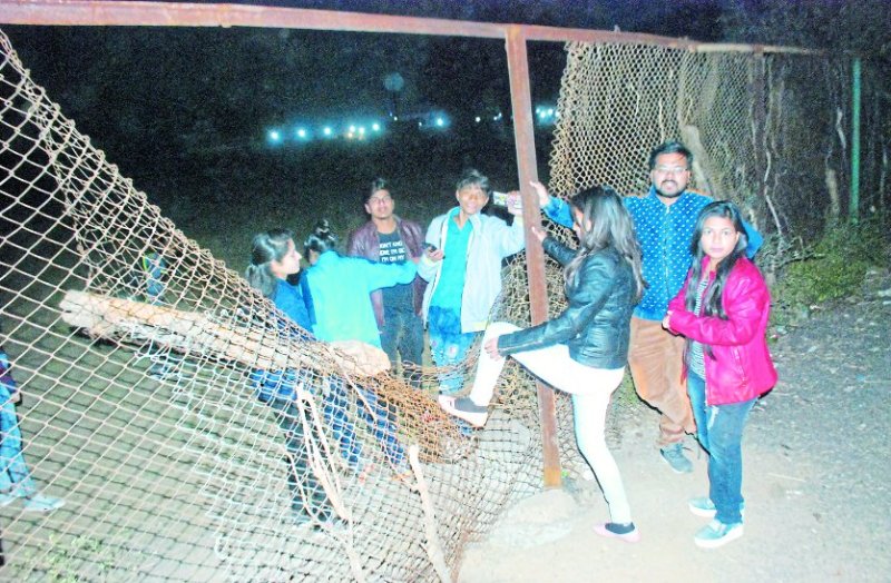 misbehaving with girls in guru randhawa live show in gwalior