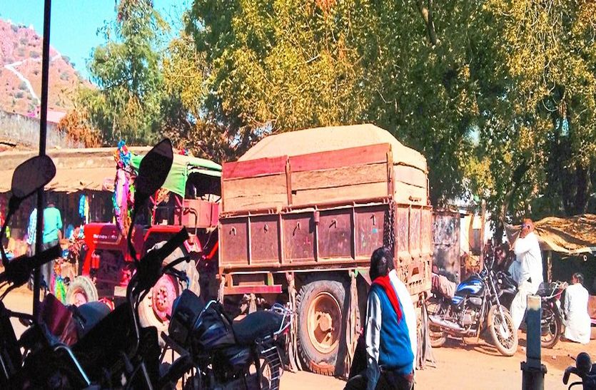बस स्टैण्ड से निकलता बजरी से भरा ट्रैक्टर ट्रॉली।