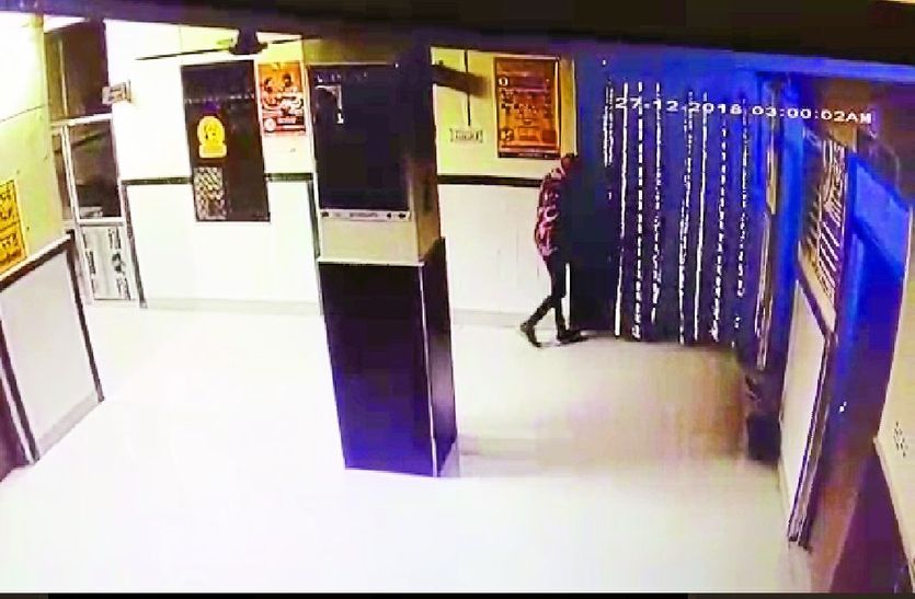 शहरी स्वास्थ्य केन्द्र के सीसीटीवी में कैद हुआ चोर।