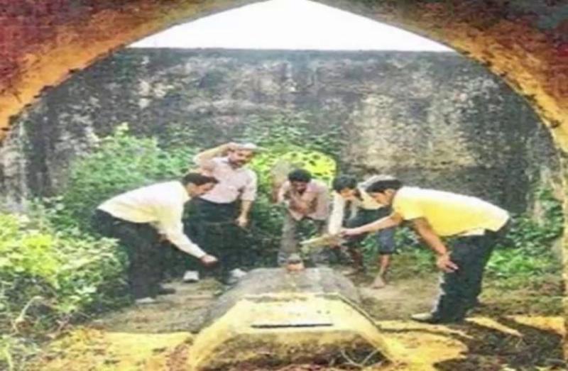 ‘चुगलखोर का मकबरा’