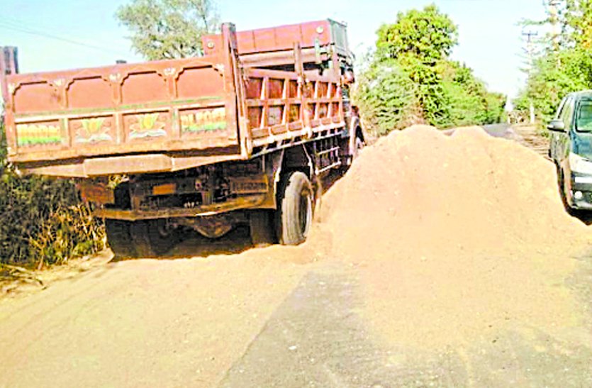 Proof of gravel mining: road is blocked only