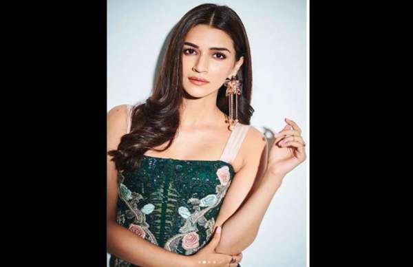 kriti sanon hot photos goes viral 