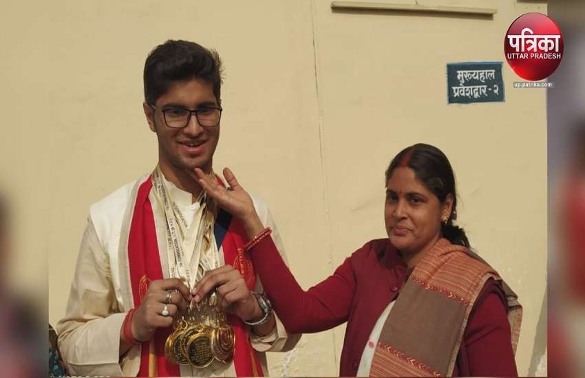 रामपाल सिंह मां मधु सिंह के साथ