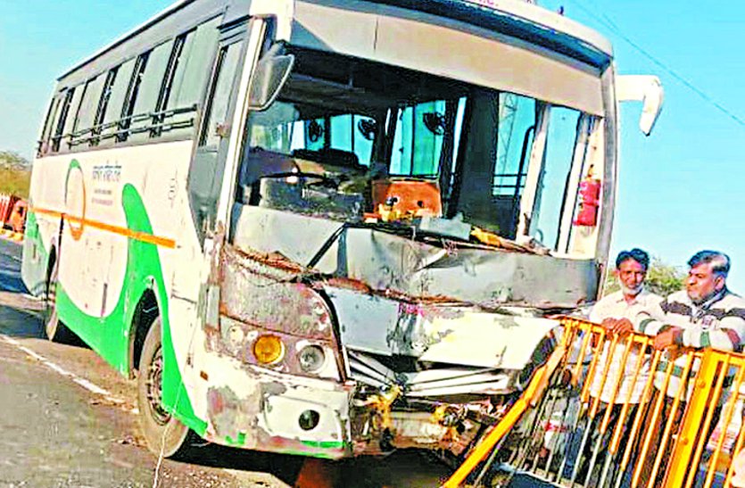 Roadways bus dividers collide, big crash