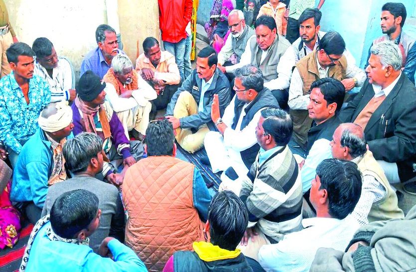 परिजनों को सांत्वना देते विधायक दानिश अबरार।