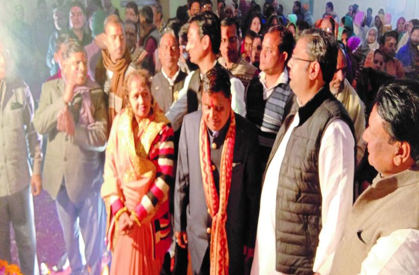 भजन संध्या में मौजूद जिलाध्यक्ष गर्ग व मौजूद विधायक।