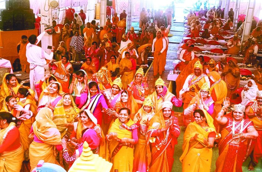 मंदिर में मण्डल पूजन के दौरान नृत्य करते श्रद्धालु।
