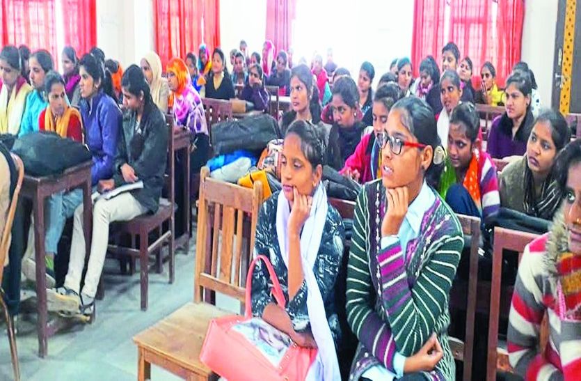 बेटी बचाओ, बेटी पढ़ाओ कार्यक्रम में उपस्थित छात्राएं।