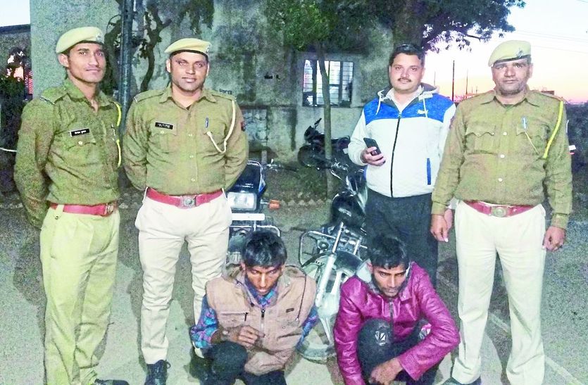 पकड़े गए वाहन चोर एवं बरामद मोटरसाइकिल।