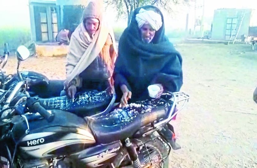 मायापुर में मोटर साइकिल की सीट पर जमी ओस।