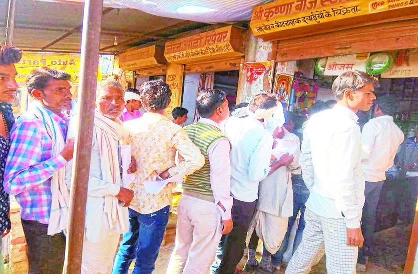 कृषि विभाग की देखरेख में वितरण होता खाद