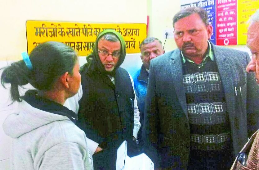 दवा नहीं मिलने की शिकायत करते रोगी के परिजन