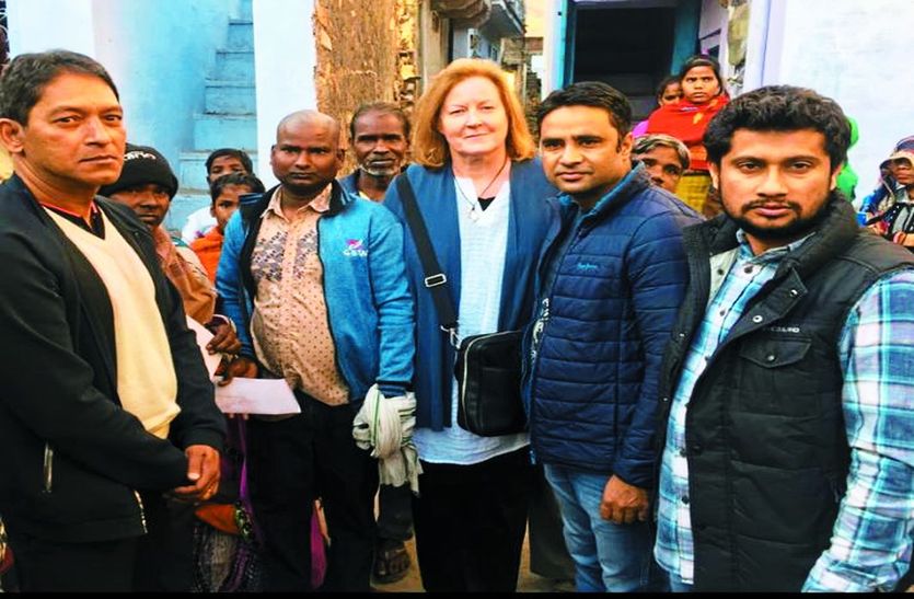 कोली मोहल्ले में मृतका के घर पहुंचे विदेशी पर्यटक।