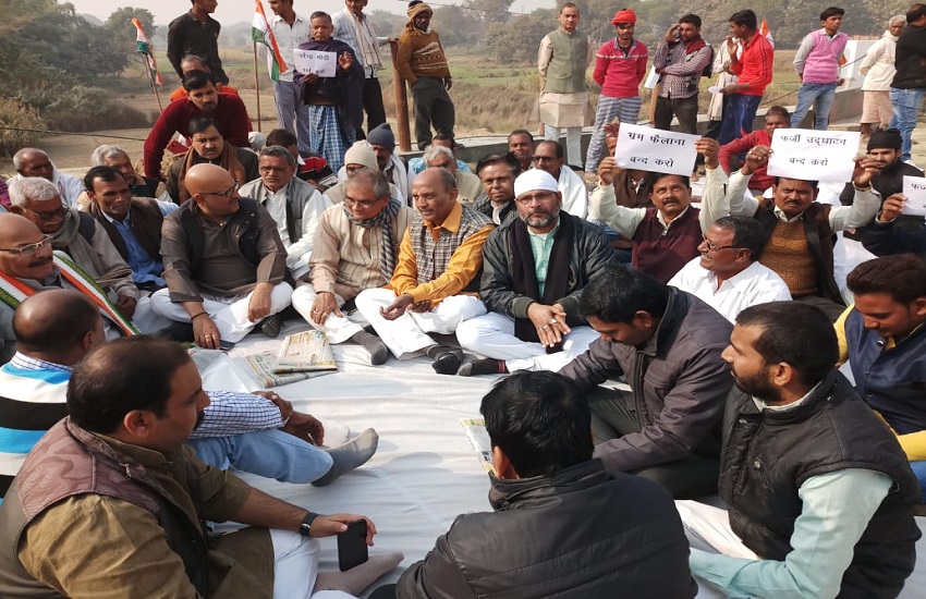 Congress protested against Inaugaration of incomplete projects from PM