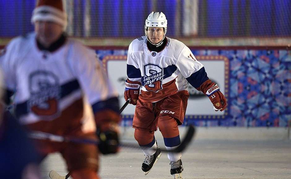 Putin play ice hockey match