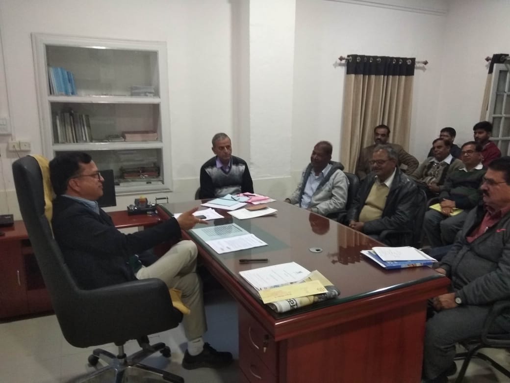 रिर्टनिंग अधिकारी एसडीएम वल्लभनगर ने ली निर्वाचन अधिकारियों की बैठक
