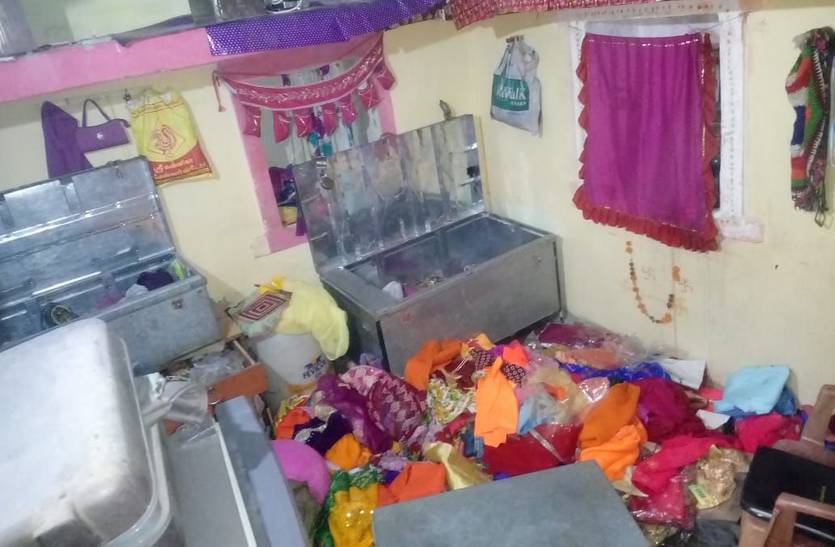 Jewelery and cash stolen in Sathin