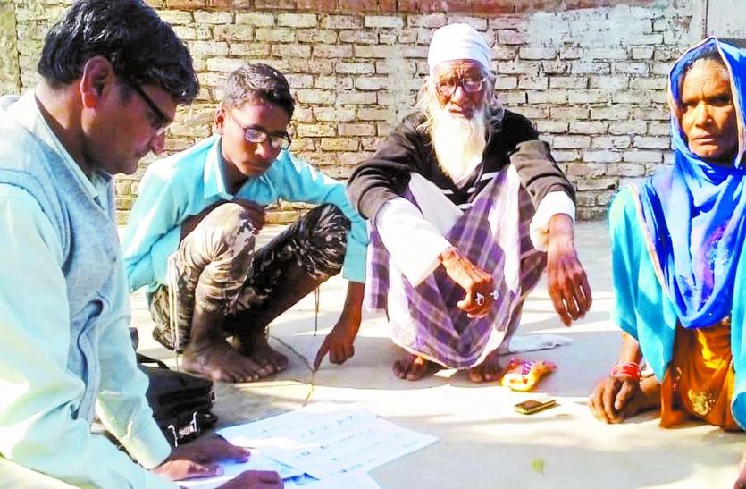 क्षेत्र में एक घर में सर्वे करते बीएलओ।