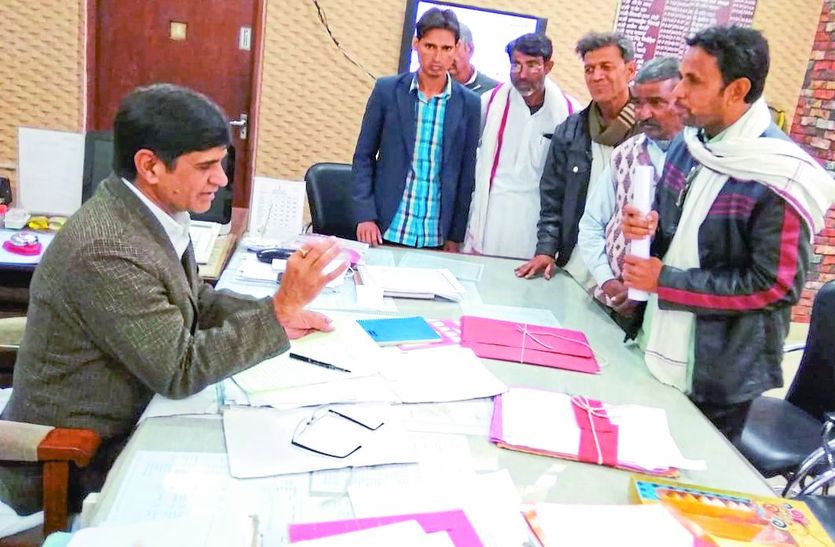 जिला कलक्टर को ज्ञापन सौंपते लोग।