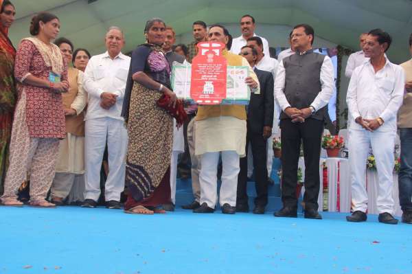 Rupani inaugurated Garib Kalyan Mela at Porbander 1