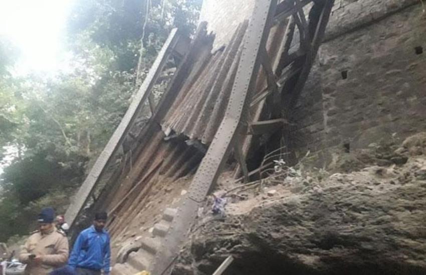 115 साल पुराना पुल ढहने से दो लोगों की मौत, प्रशासनिक लापरवाही का मामला आया सामने