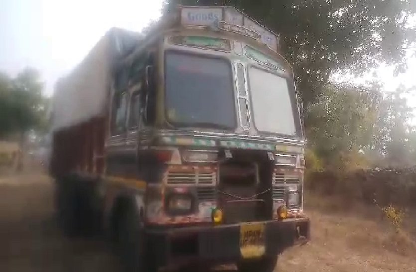 BIG NEWS: आधी रात को जंगल से ले जा रहा था हरा सोना, हाइवे पर मिला ट्रोला देख उड़ गए होश