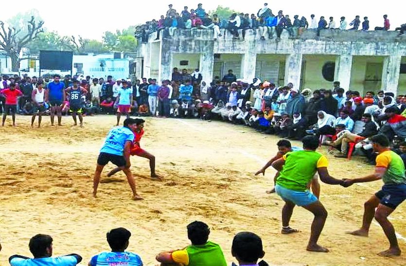 कबड्डी प्रतियोगिता में जोर आजमाते खिलाड़ी।