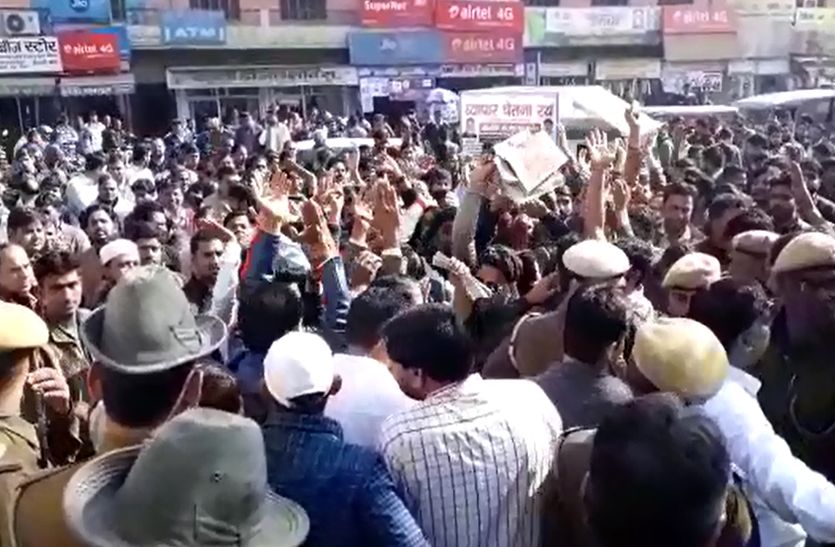 सरकार द्वारा किसानों के संपूर्ण कर्जामाफी घोषणा को पूरा नहीं करने के विरोध में हजारों किसान विरोध प्रदर्शन पर उतर आए।