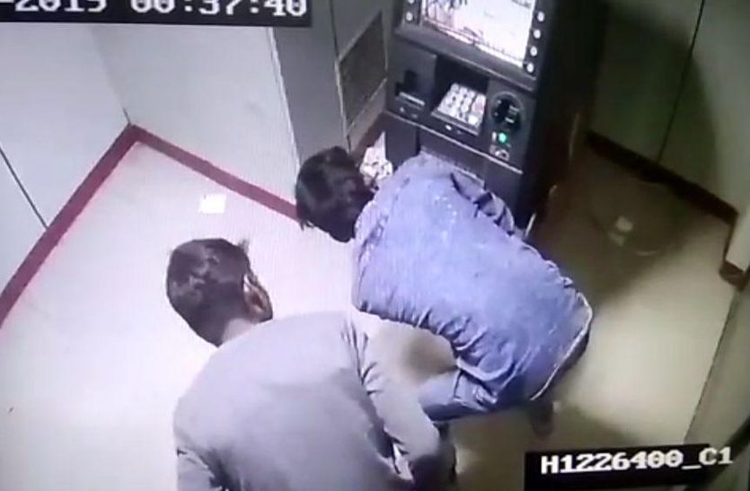 After the liquor party broke the brick for theft, the lock of the ATM,