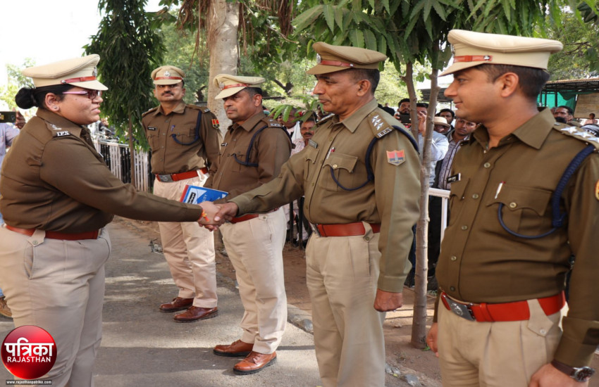 Video : बांसवाड़ा : नई पुलिस कप्तान तेजस्विनी गौतम ने संभाला जिम्मा, गर्मजोशी से किया स्वागत