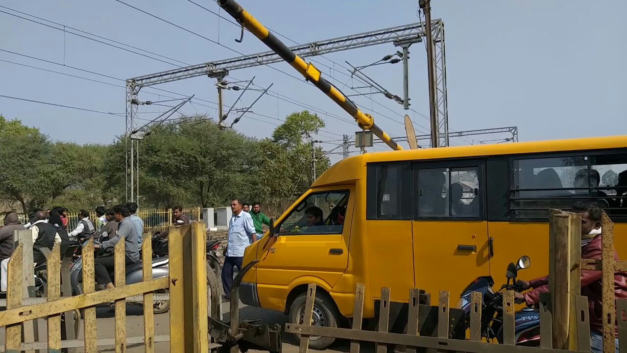 खुलते समय अचानक नीचे जा गिरा रेलवे गेट : हादसा टला