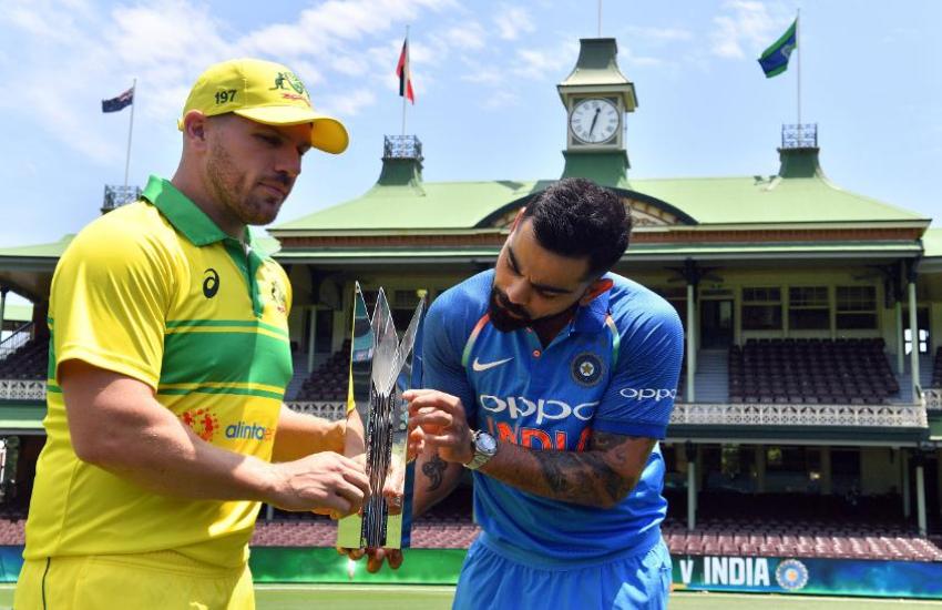 Virat Kohli and Aaron Finch with the trophy