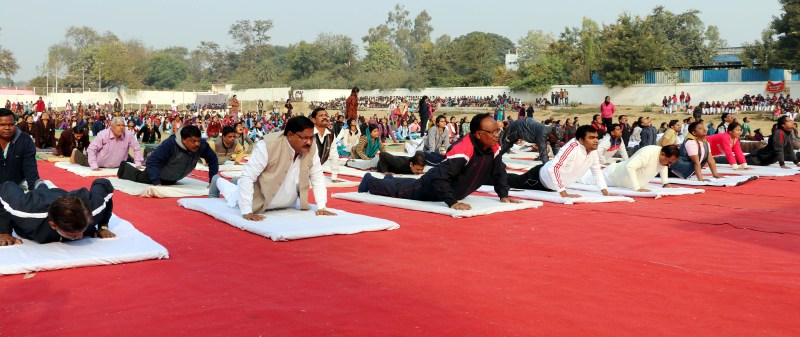 स्टेडियम ग्राउंड नरसिंहपुर में जनप्रतिनिधियों, विद्यार्थियों व अधिकारियों ने किया सूर्य नमस्कार, स्वामी विवेकानंद जयंती युवा दिवस के रूप में मनाई गई