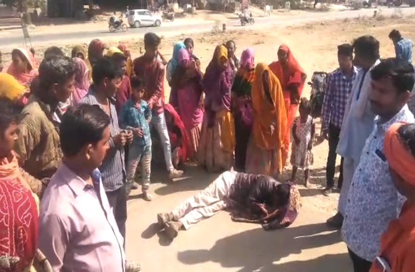 युवक के साथ बेरहमी से मारपीट